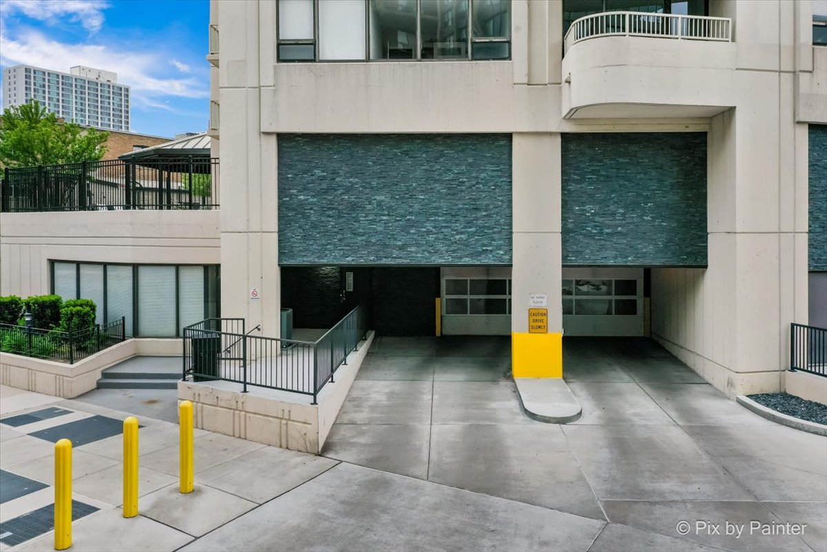3930 N Pine Grove Avenue Unit: 3101