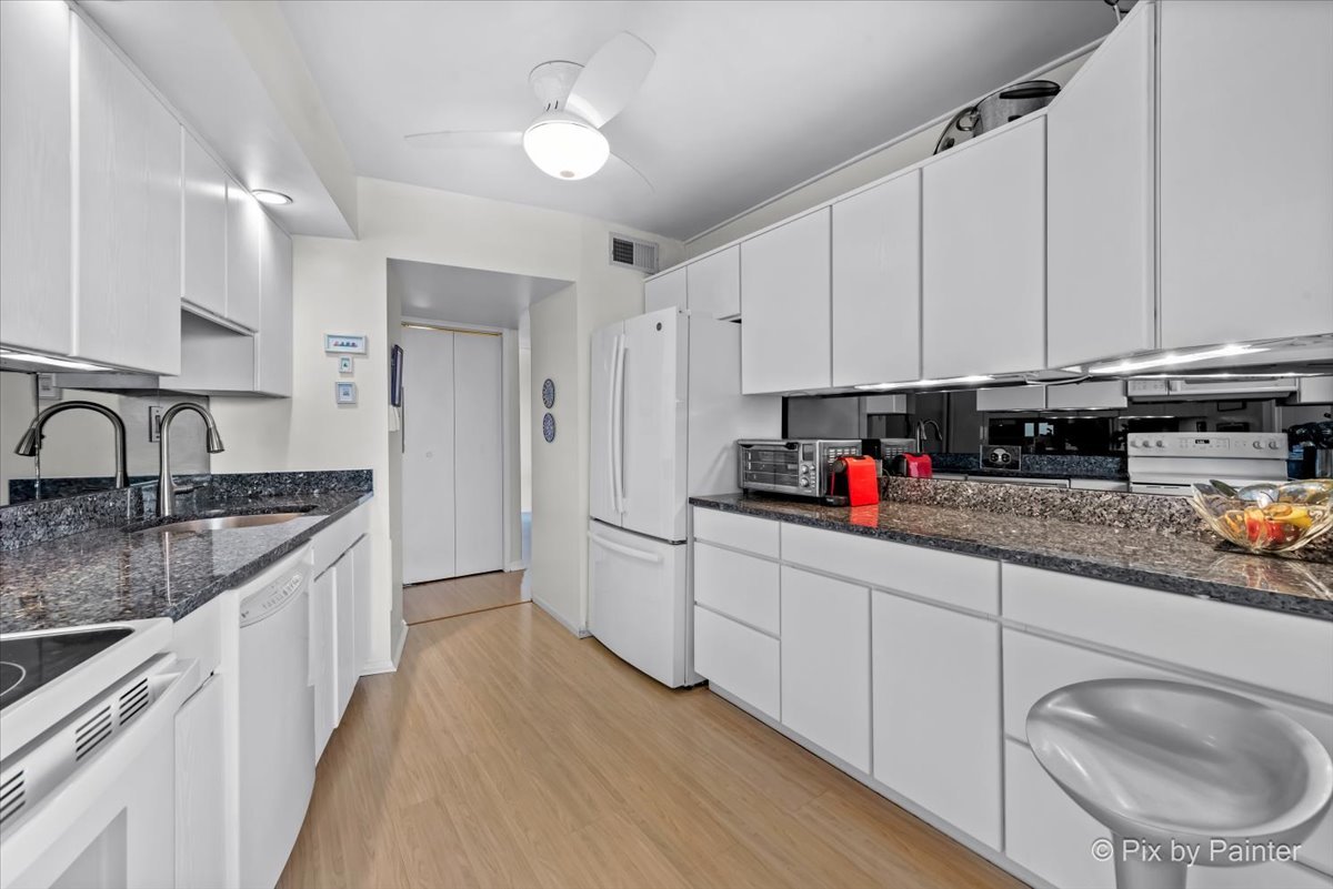 3930 N Pine Grove Avenue Unit: 3101