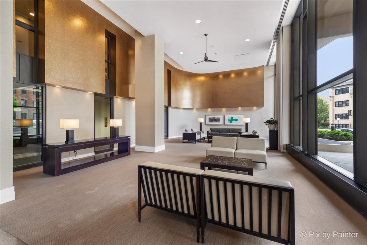 3930 N Pine Grove Avenue Unit: 3101