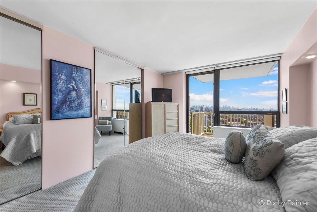 3930 N Pine Grove Avenue Unit: 3101