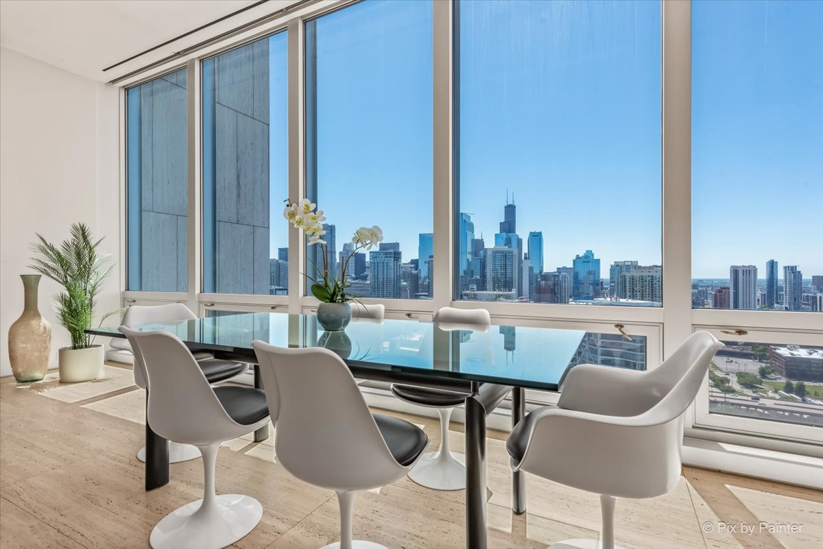 500 W SUPERIOR Street Unit: 2505