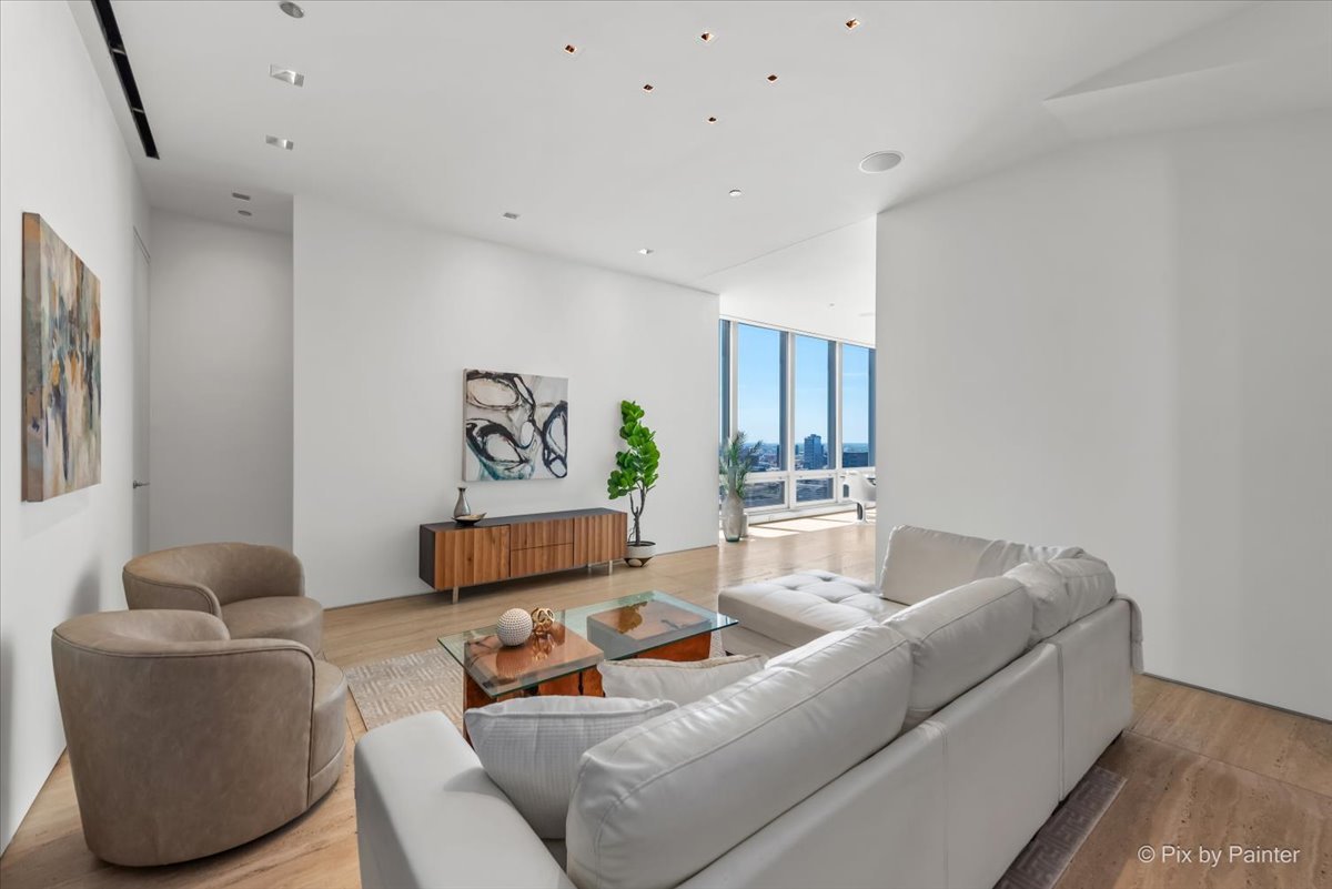 500 W SUPERIOR Street Unit: 2505