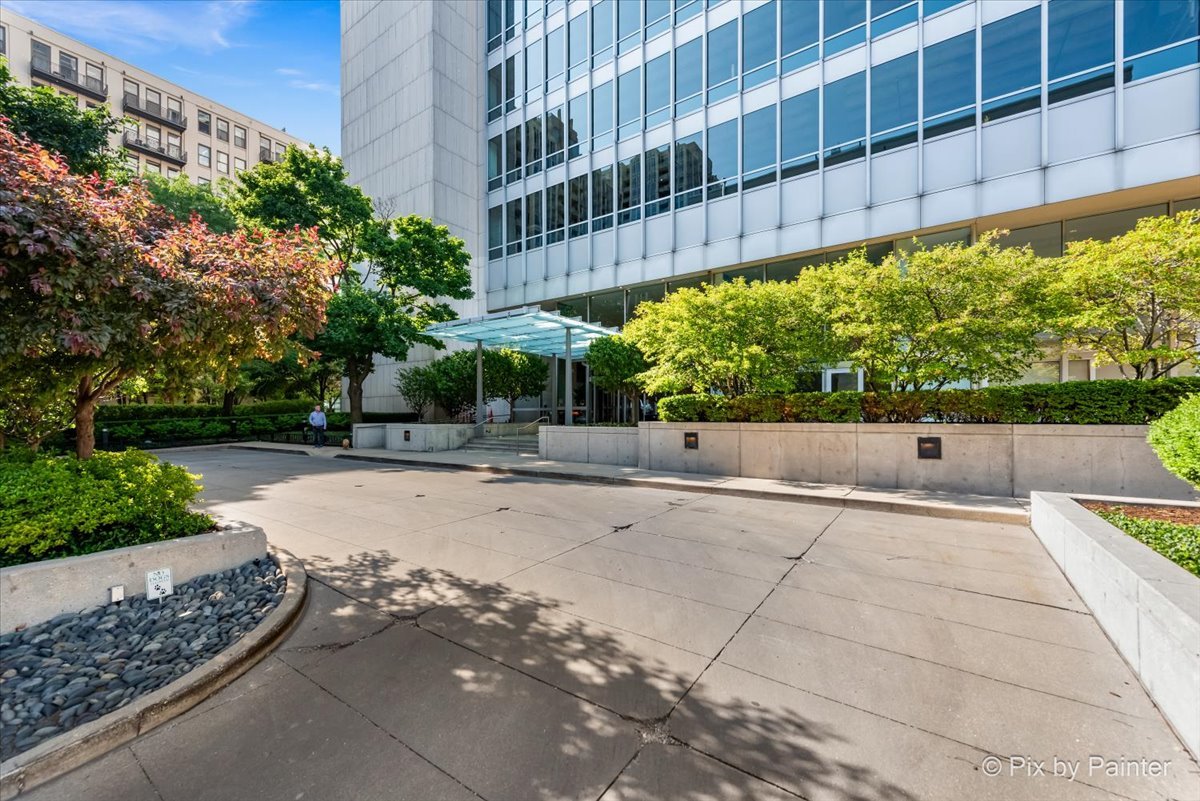 500 W SUPERIOR Street Unit: 2505