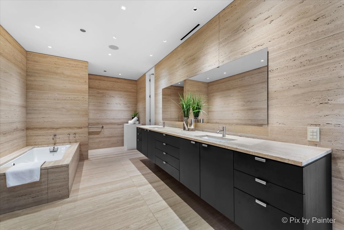 500 W SUPERIOR Street Unit: 2505