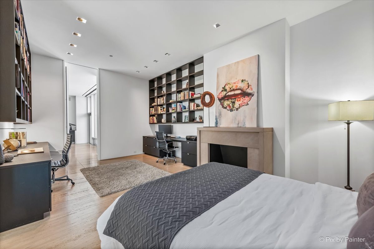 500 W SUPERIOR Street Unit: 2505