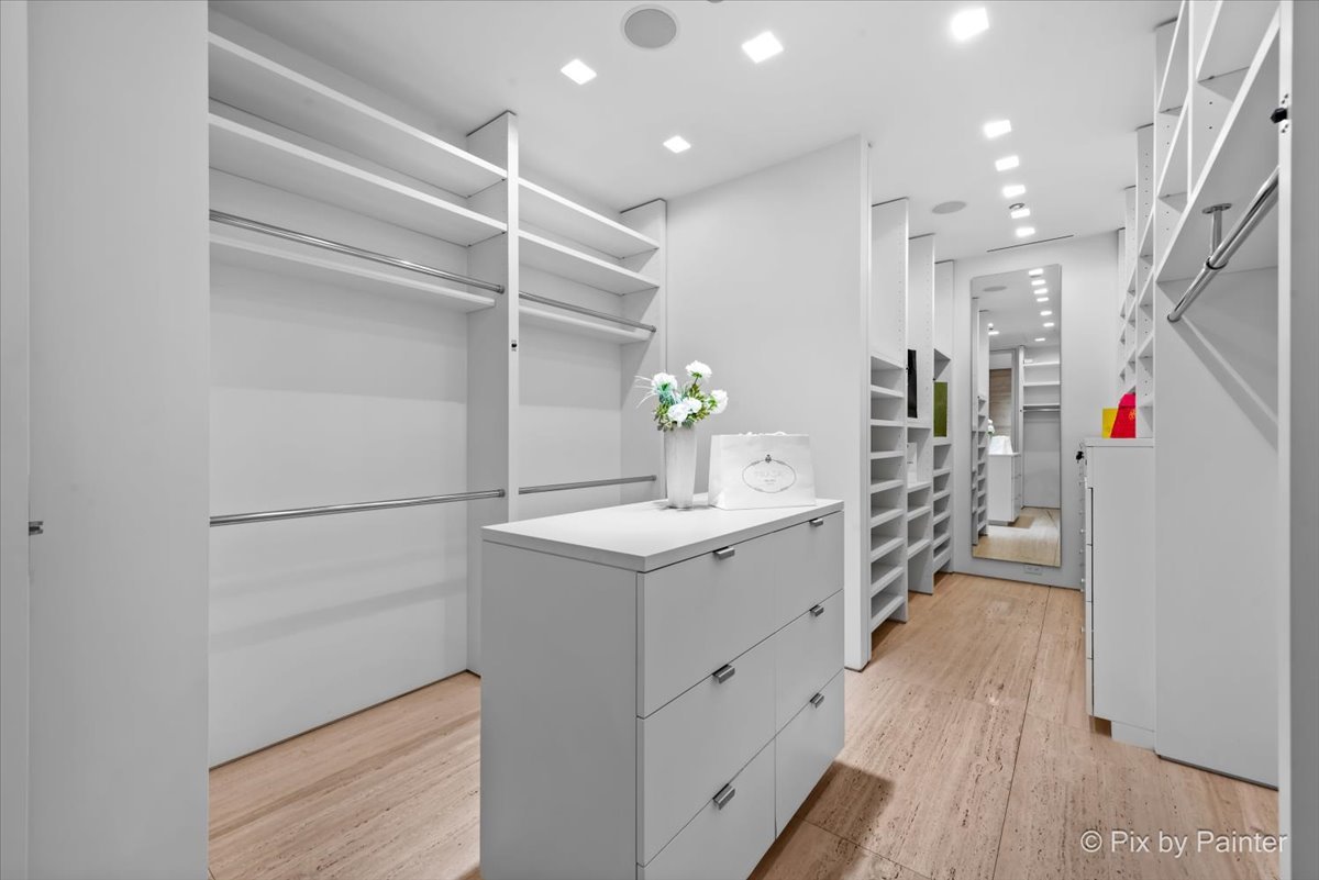 500 W SUPERIOR Street Unit: 2505