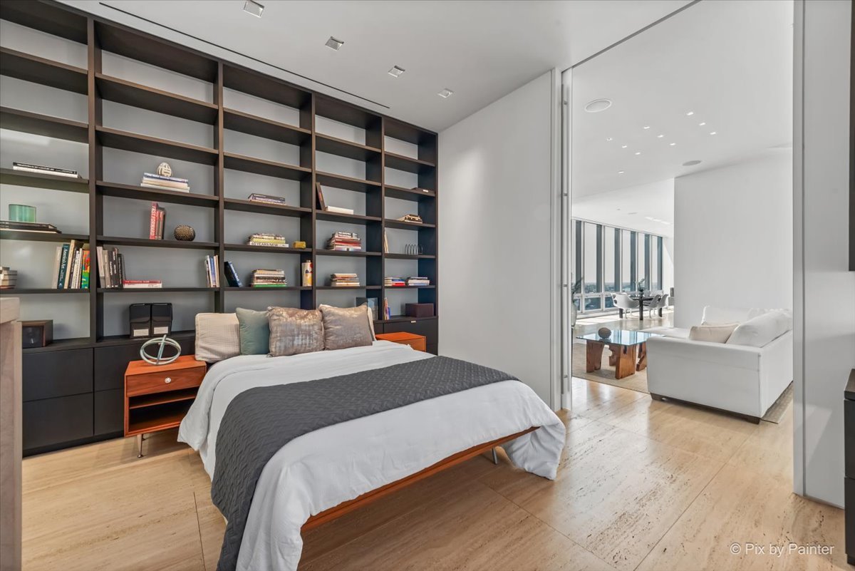 500 W SUPERIOR Street Unit: 2505