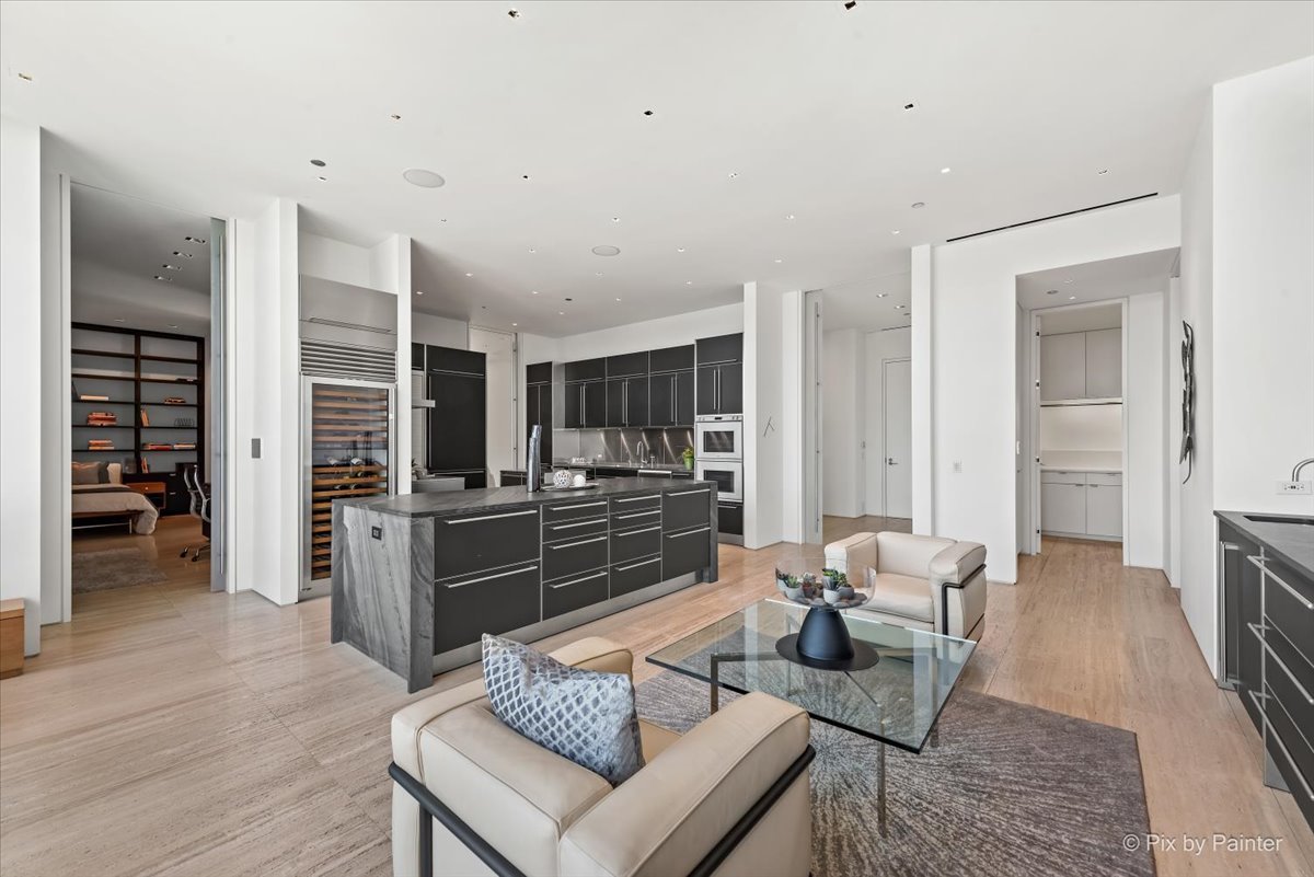 500 W SUPERIOR Street Unit: 2505