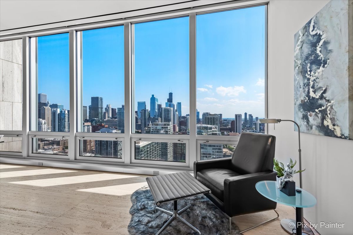 500 W SUPERIOR Street Unit: 2505