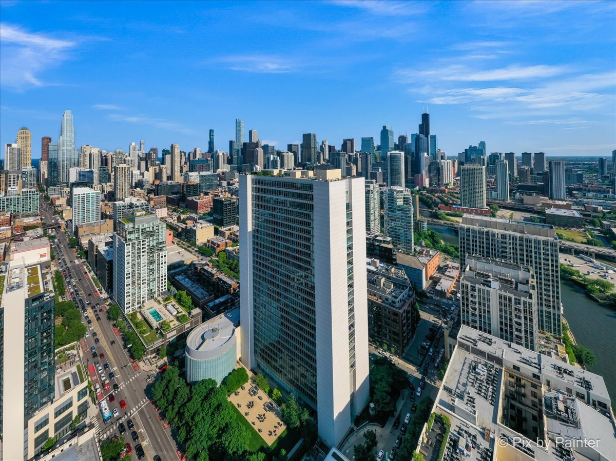 500 W SUPERIOR Street Unit: 2505