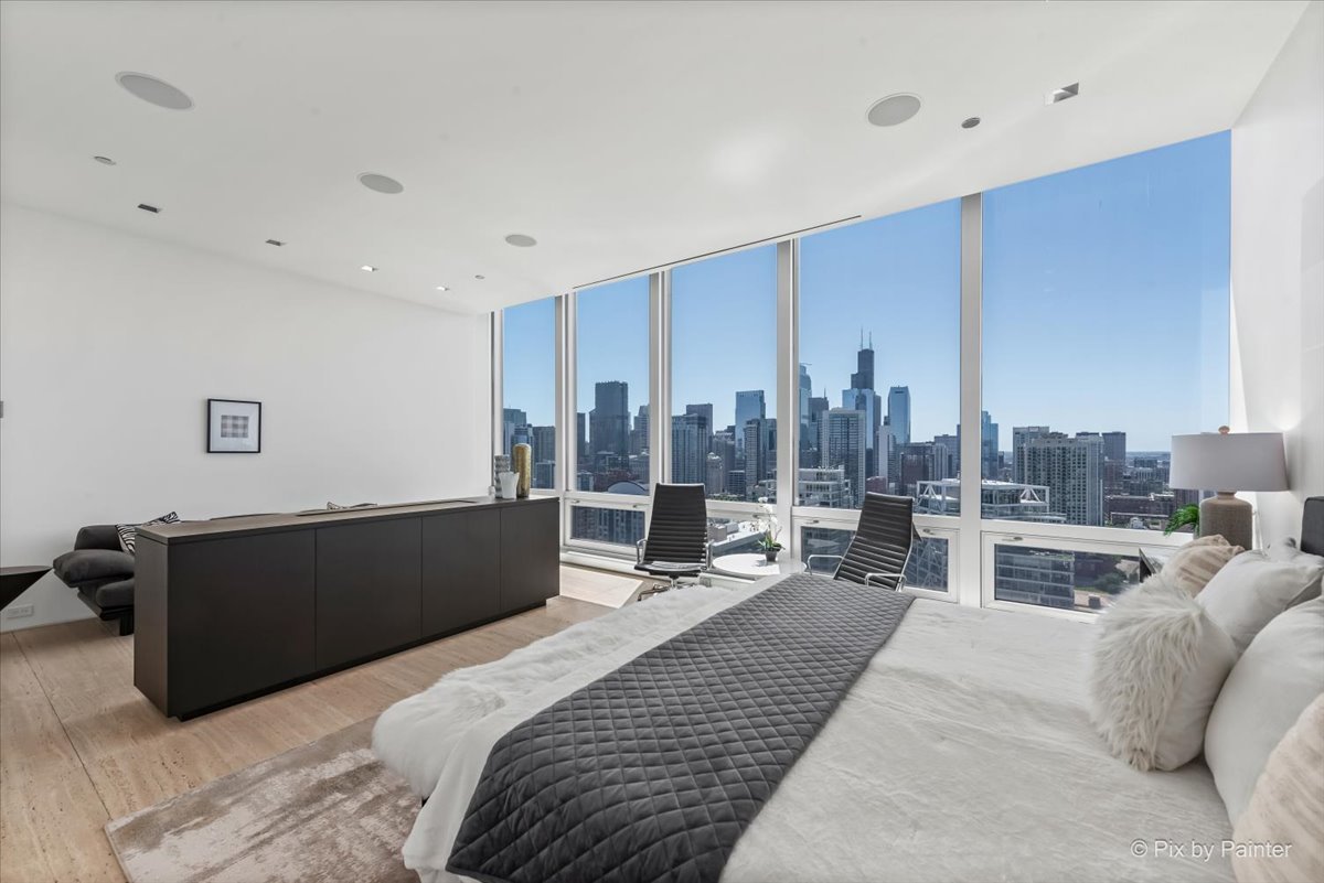 500 W SUPERIOR Street Unit: 2505