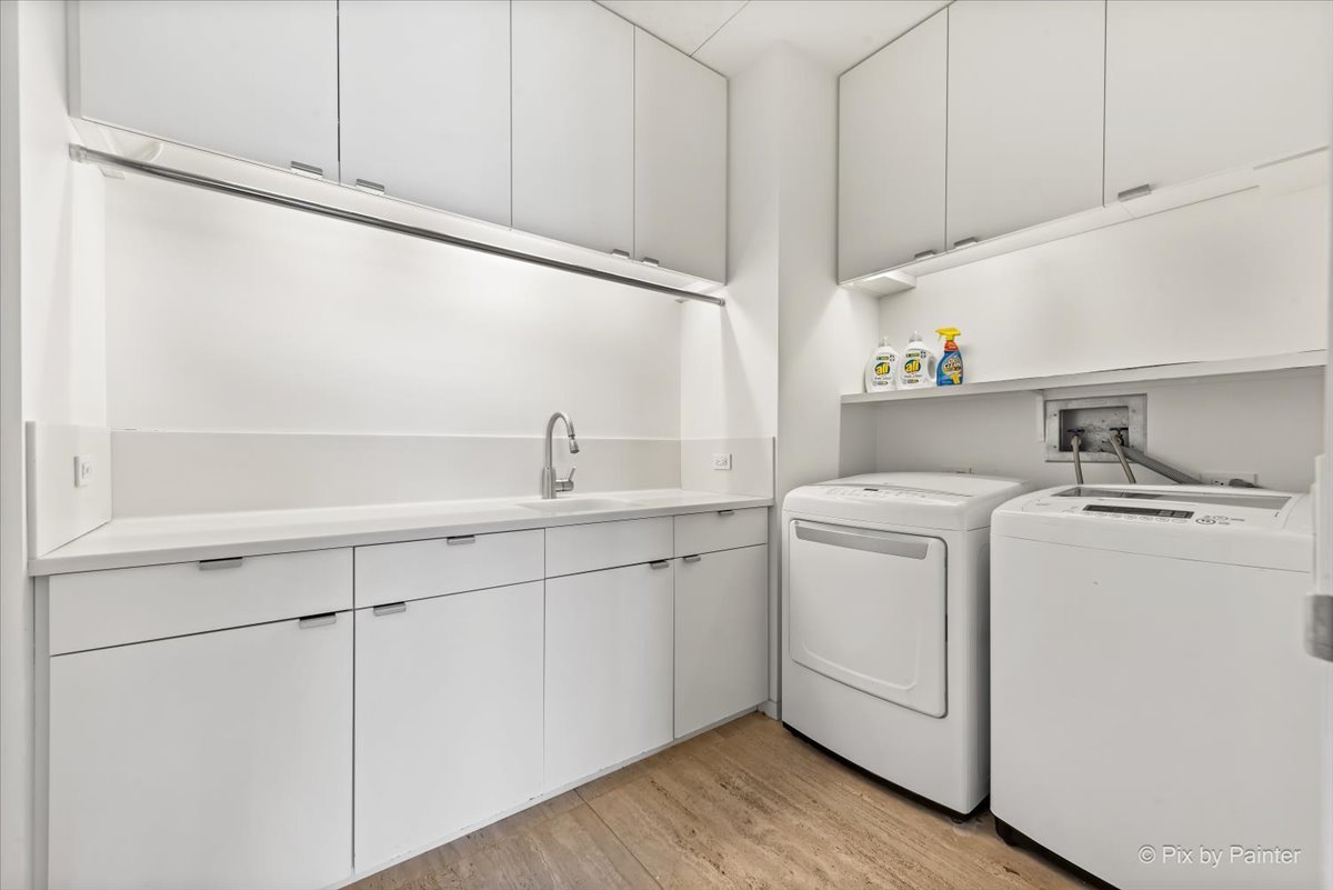 500 W SUPERIOR Street Unit: 2505