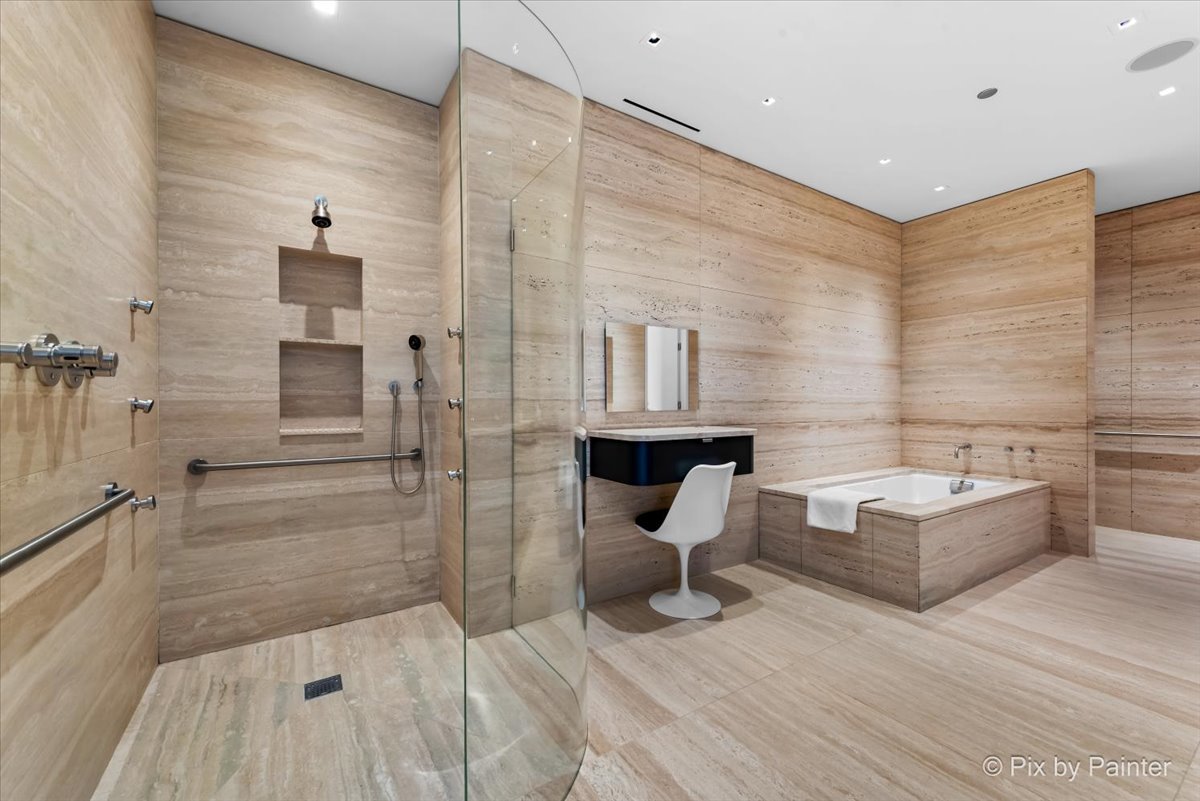 500 W SUPERIOR Street Unit: 2505