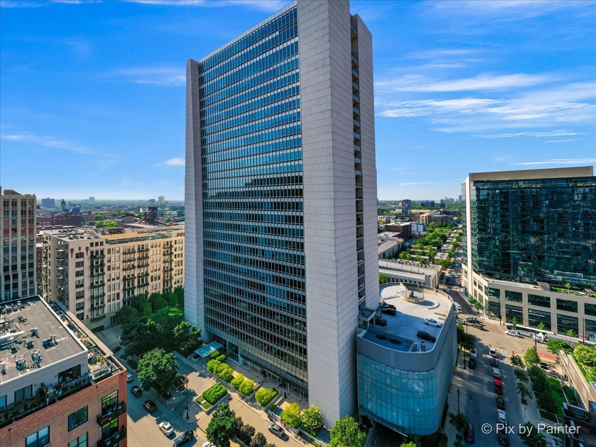 500 W SUPERIOR Street Unit: 2505