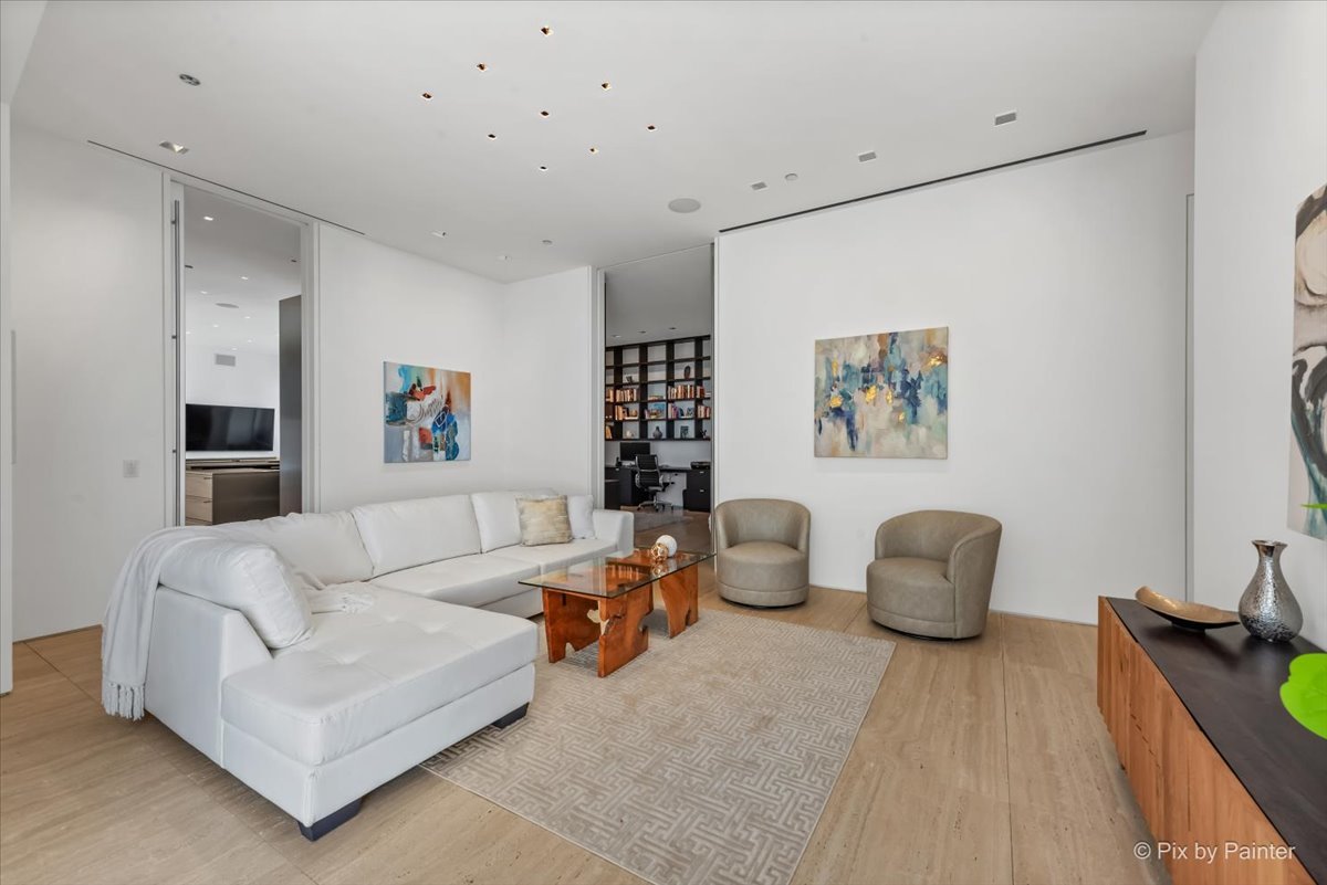 500 W SUPERIOR Street Unit: 2505