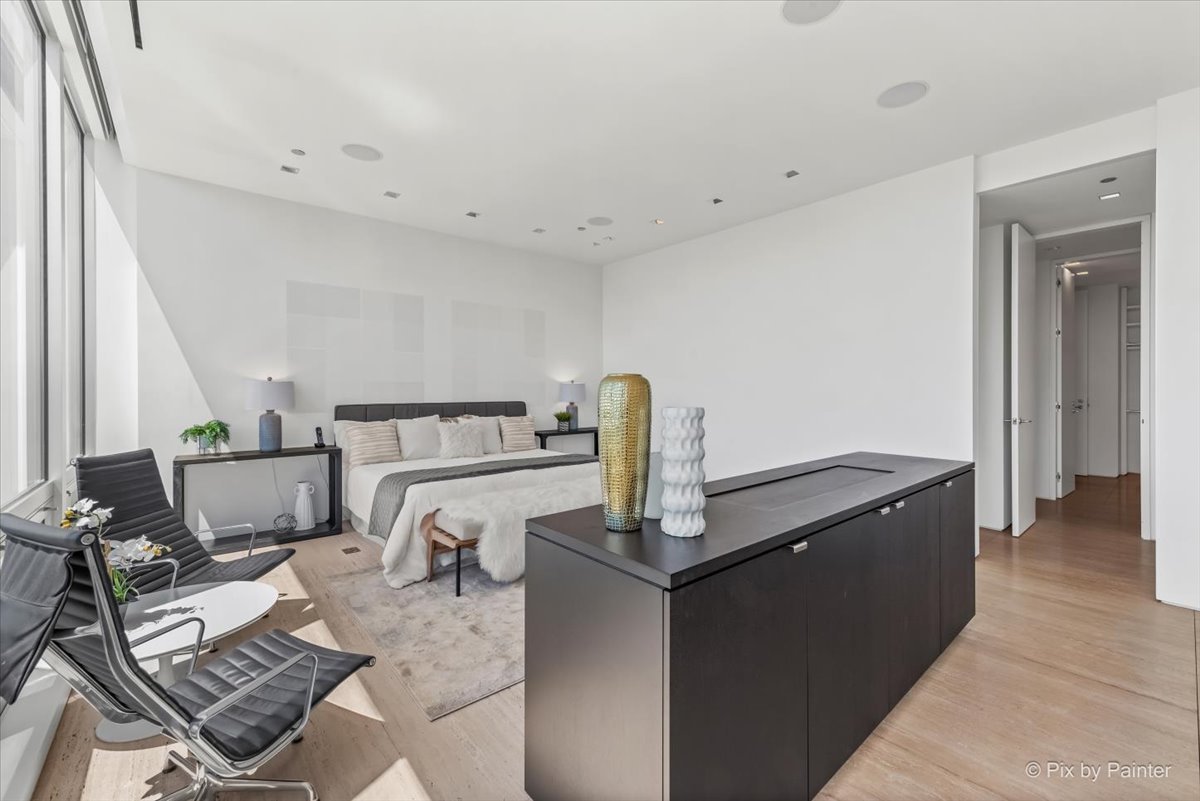 500 W SUPERIOR Street Unit: 2505