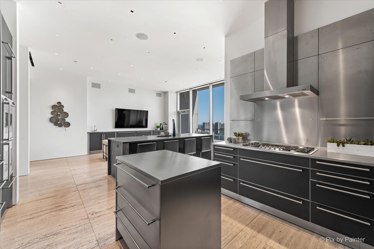 500 W SUPERIOR Street Unit: 2505