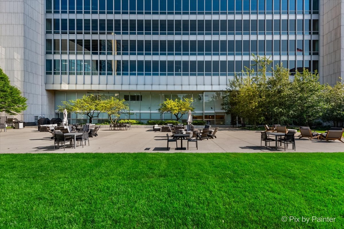 500 W SUPERIOR Street Unit: 2505