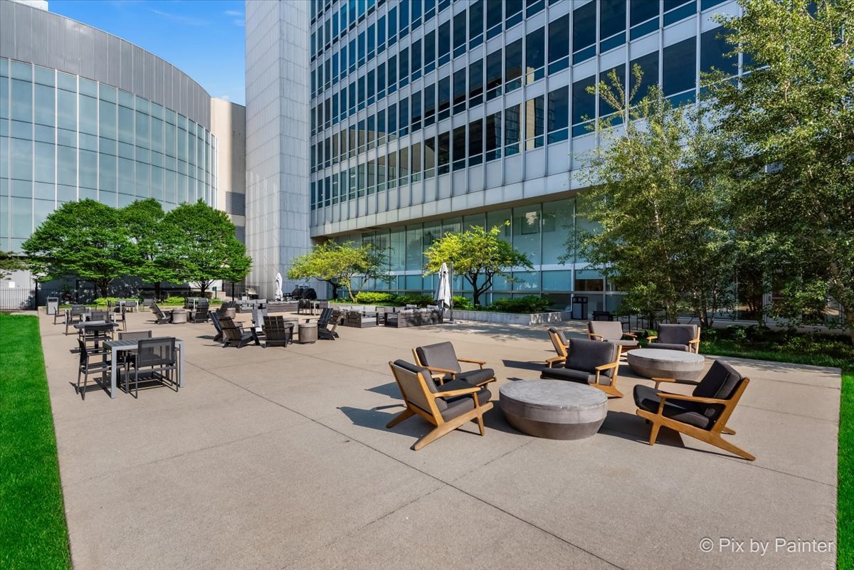 500 W SUPERIOR Street Unit: 2505