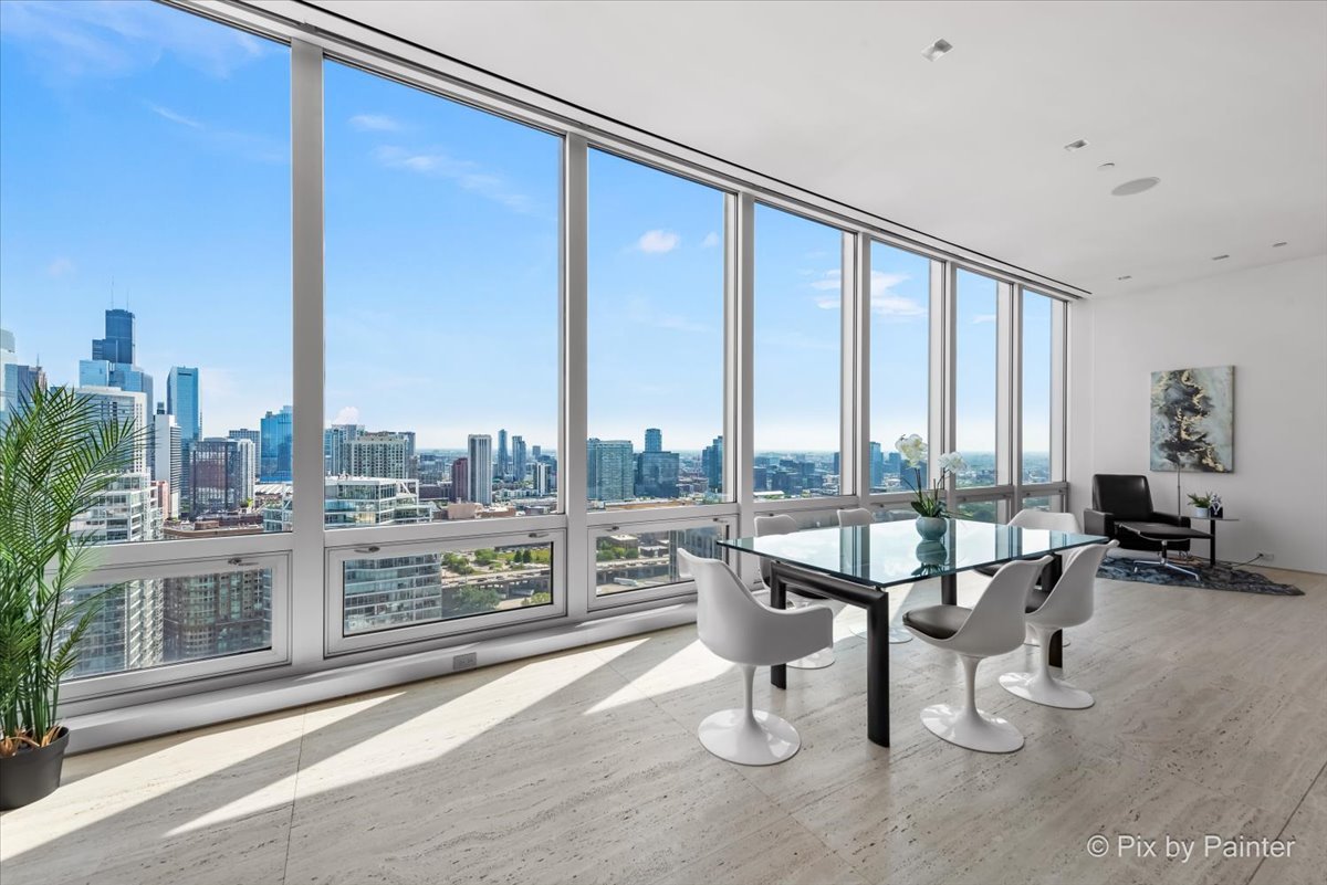 500 W SUPERIOR Street Unit: 2505