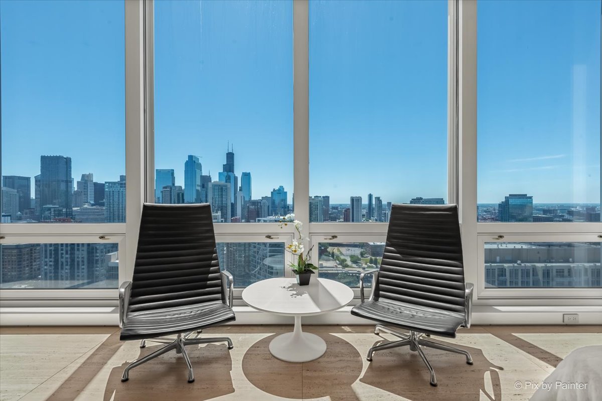 500 W SUPERIOR Street Unit: 2505