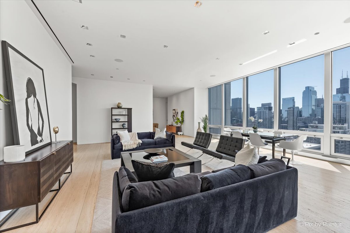 500 W SUPERIOR Street Unit: 2505