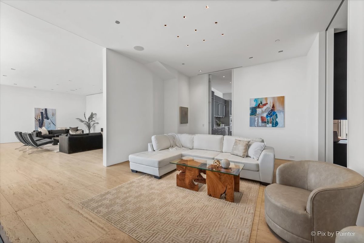 500 W SUPERIOR Street Unit: 2505