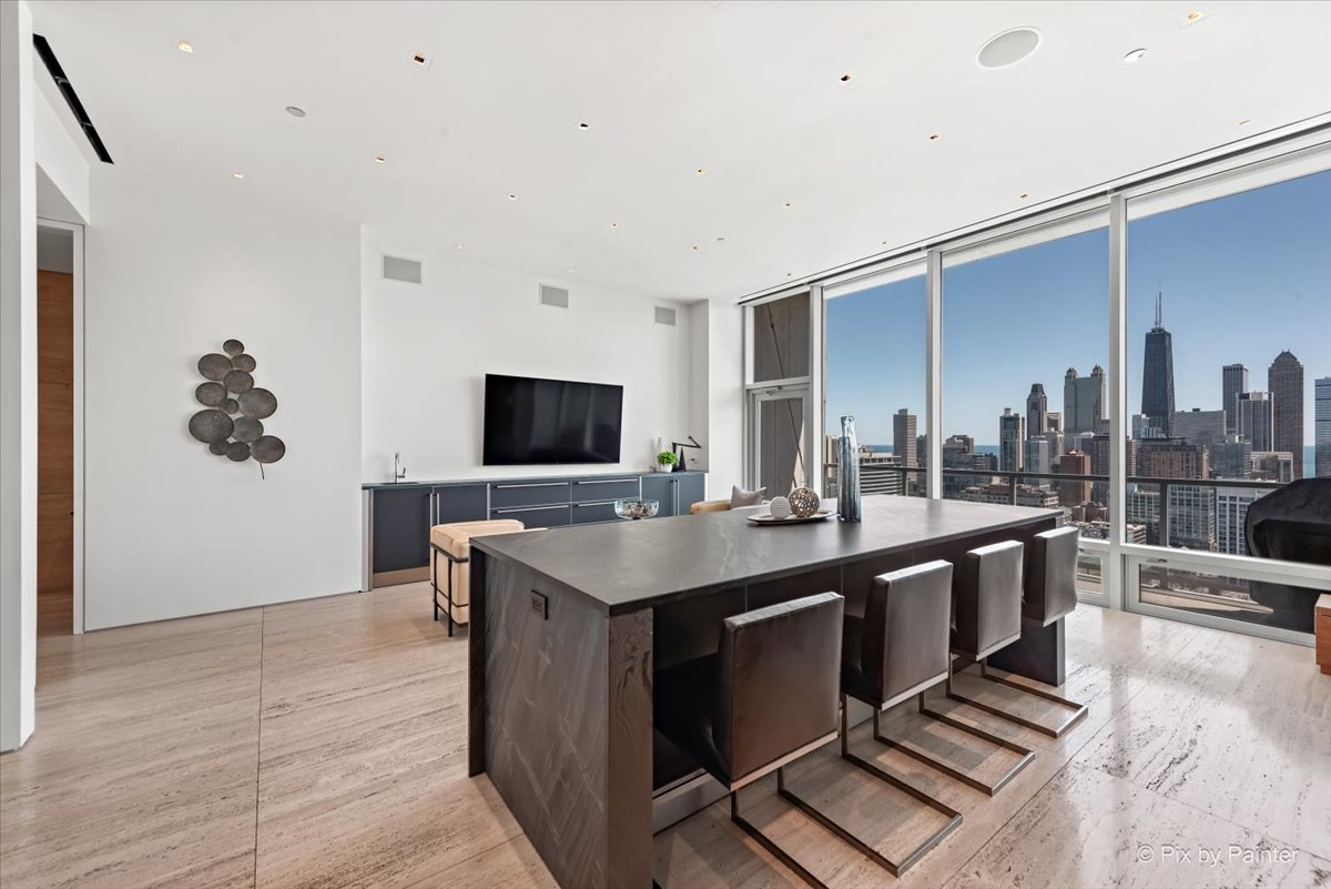 500 W SUPERIOR Street Unit: 2505