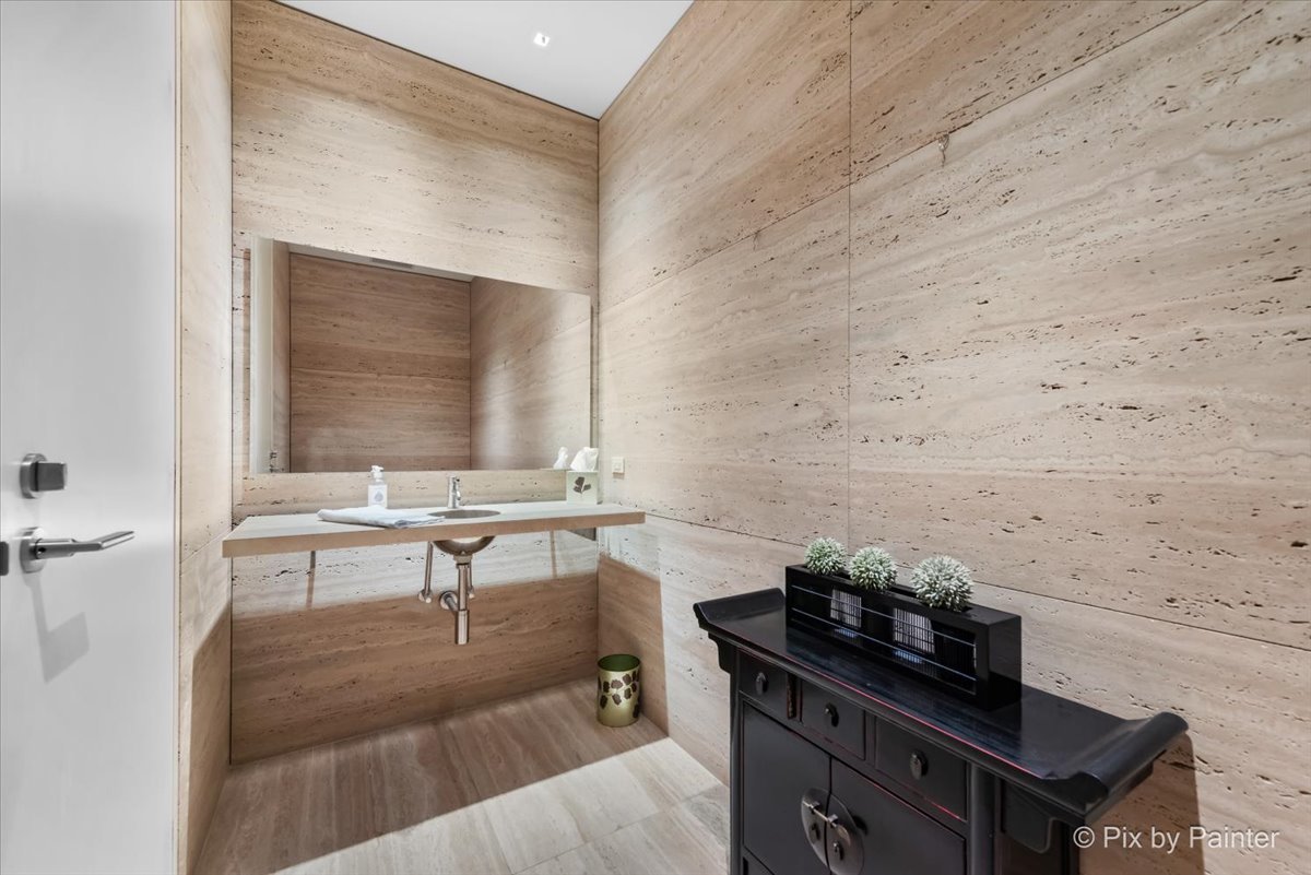 500 W SUPERIOR Street Unit: 2505