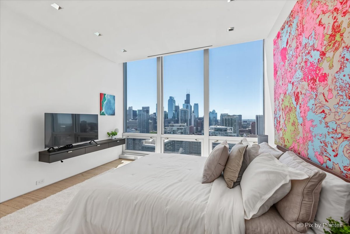 500 W SUPERIOR Street Unit: 2505