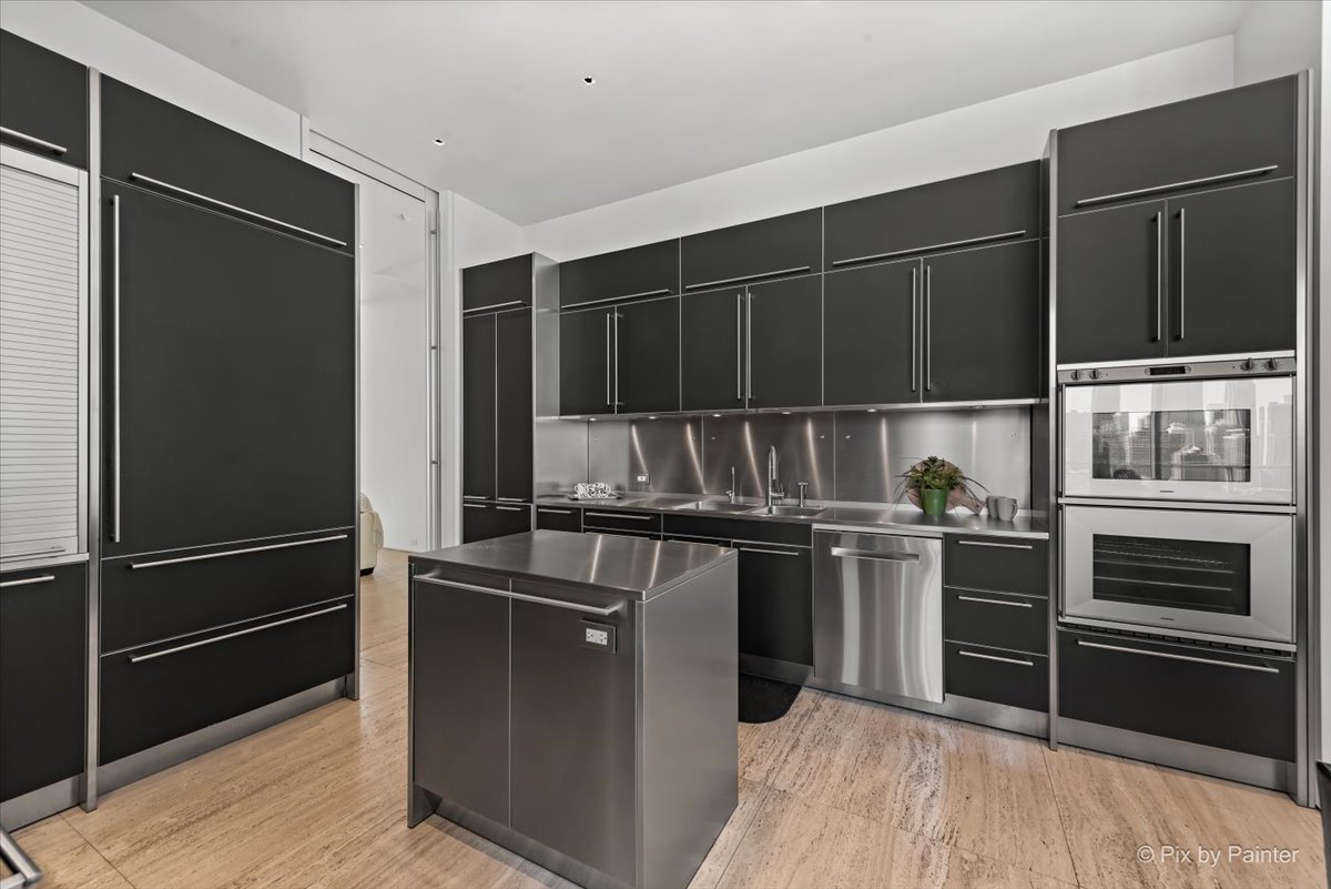 500 W SUPERIOR Street Unit: 2505