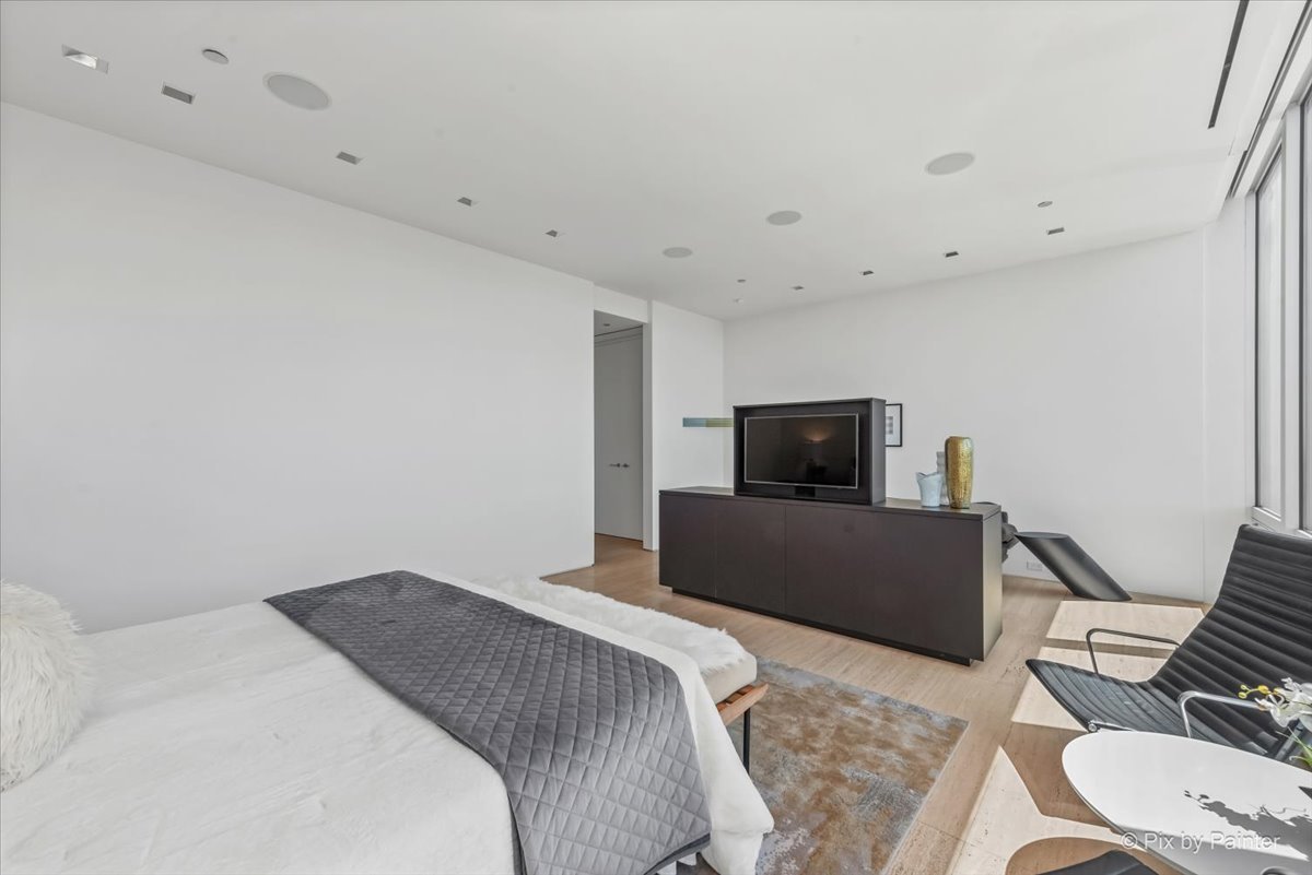 500 W SUPERIOR Street Unit: 2505