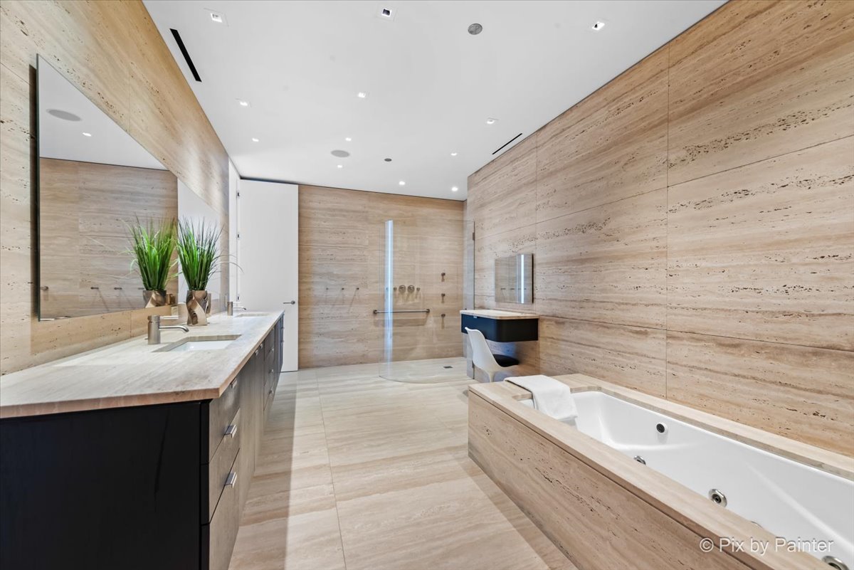 500 W SUPERIOR Street Unit: 2505