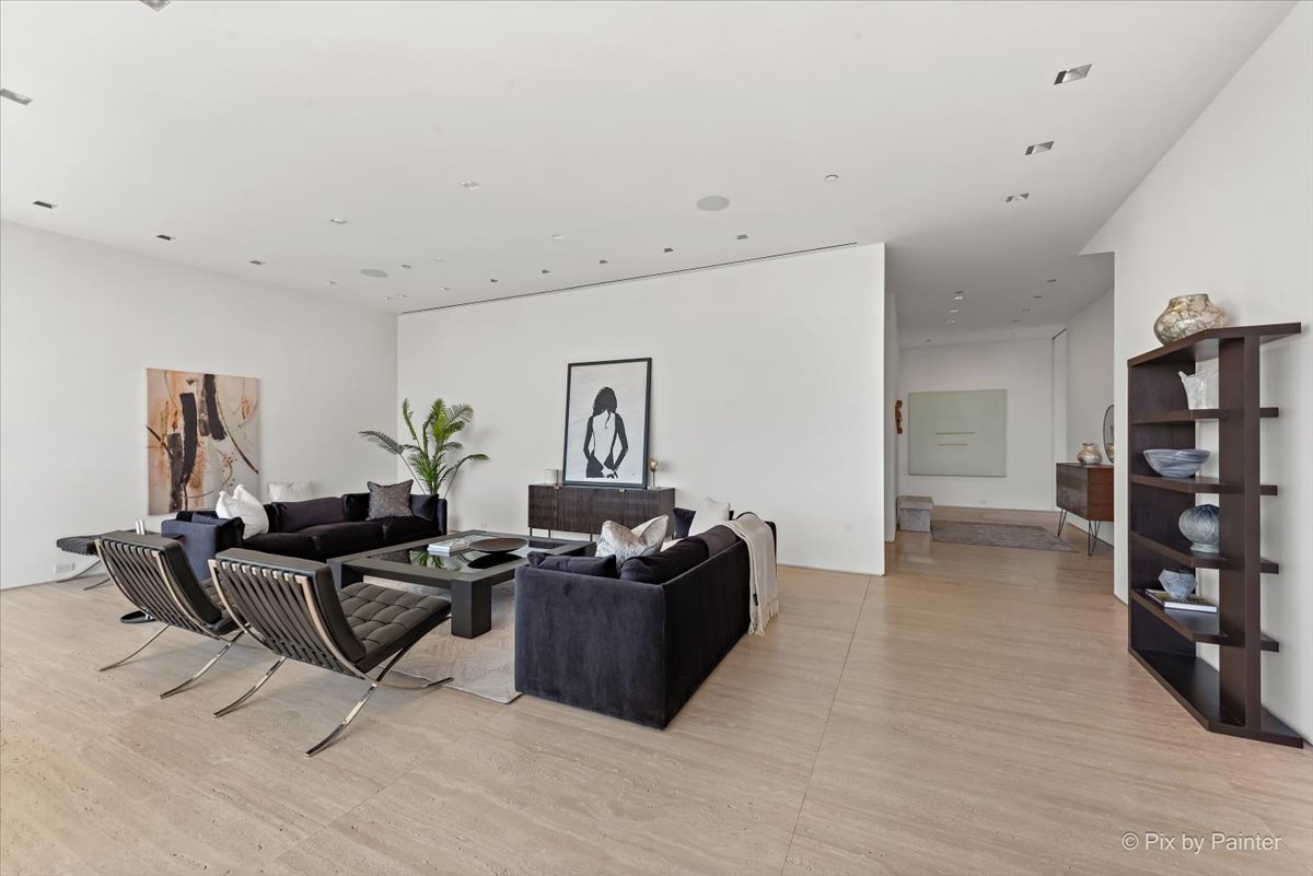 500 W SUPERIOR Street Unit: 2505