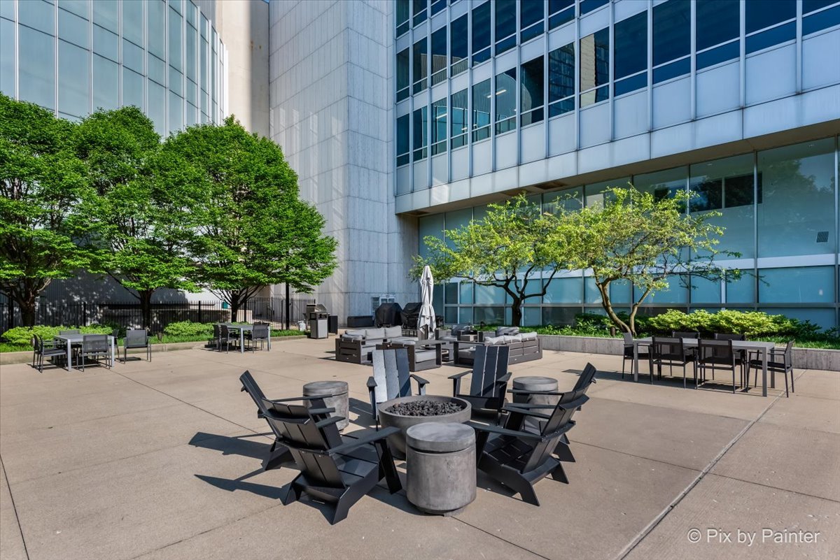 500 W SUPERIOR Street Unit: 2505