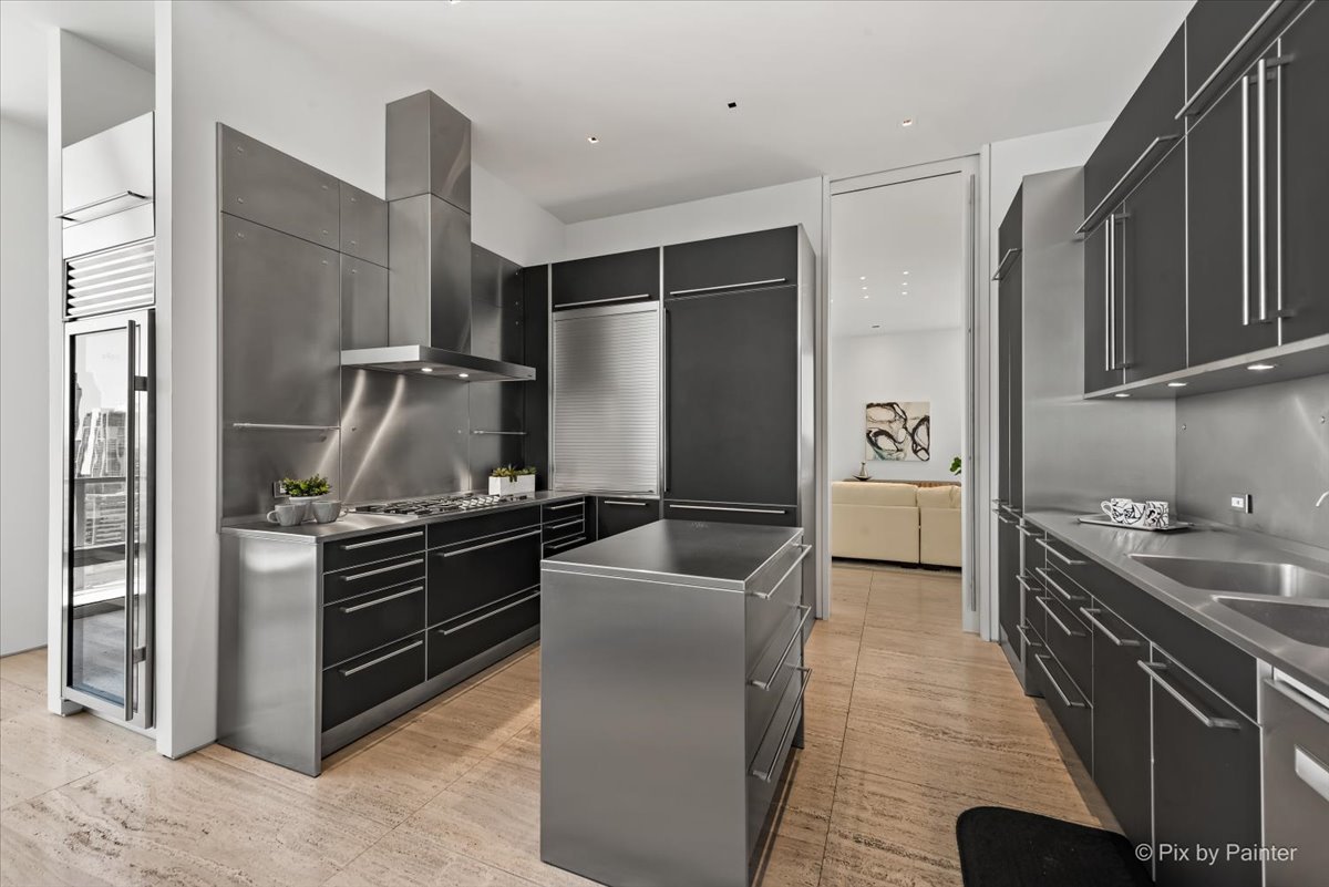 500 W SUPERIOR Street Unit: 2505