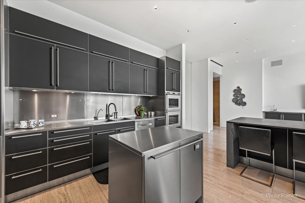 500 W SUPERIOR Street Unit: 2505