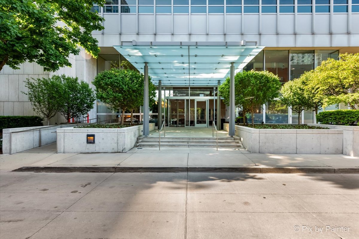 500 W SUPERIOR Street Unit: 2505