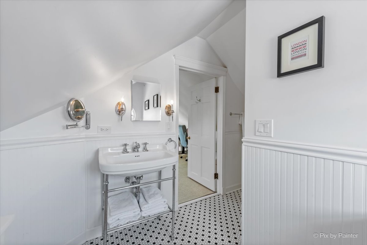 1827 W Belle Plaine Avenue