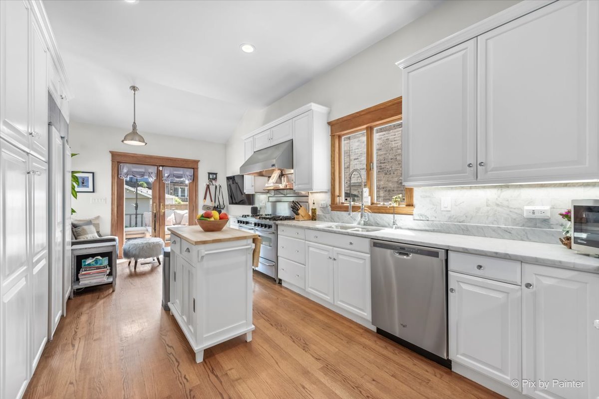 1827 W Belle Plaine Avenue