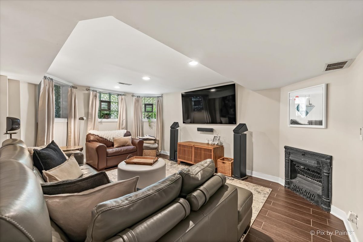 1827 W Belle Plaine Avenue