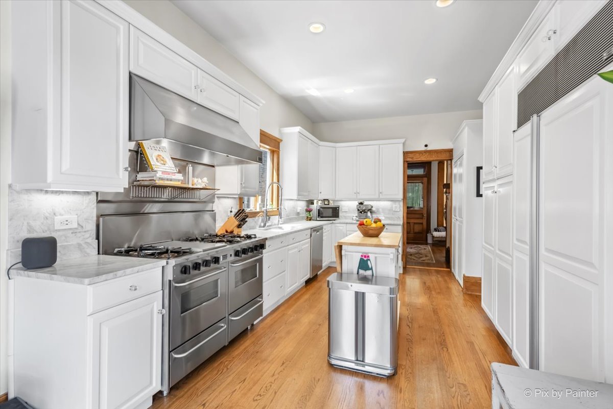 1827 W Belle Plaine Avenue