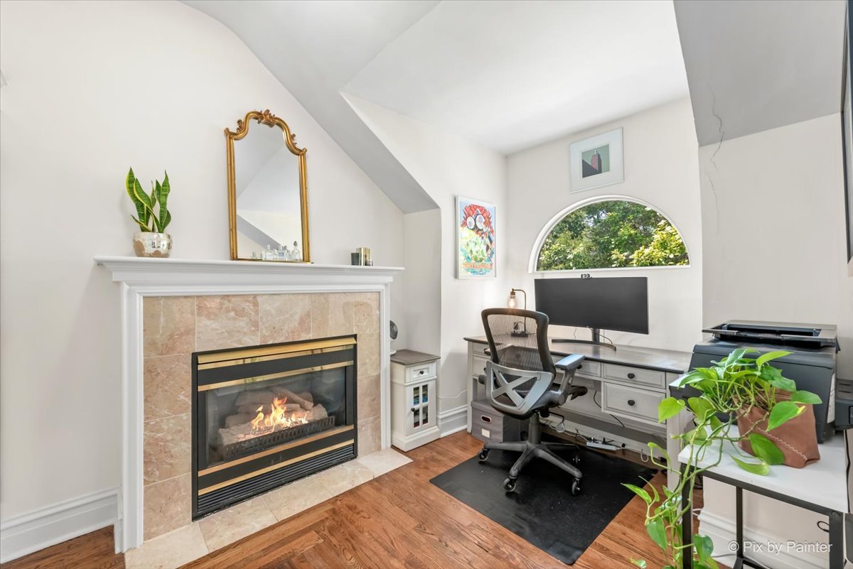 1827 W Belle Plaine Avenue