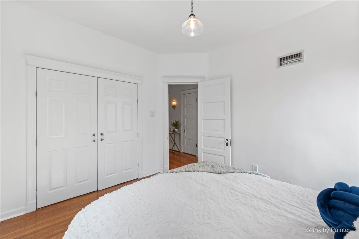 1827 W Belle Plaine Avenue