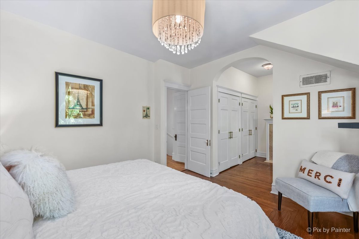 1827 W Belle Plaine Avenue