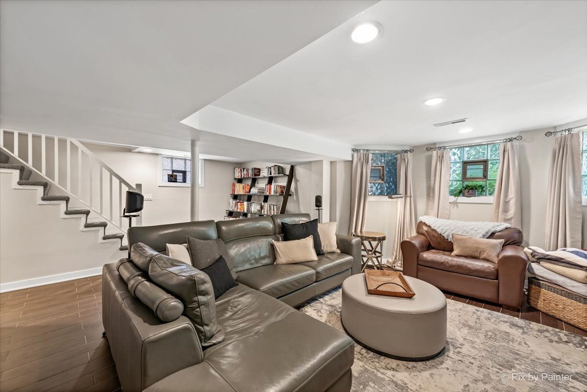 1827 W Belle Plaine Avenue