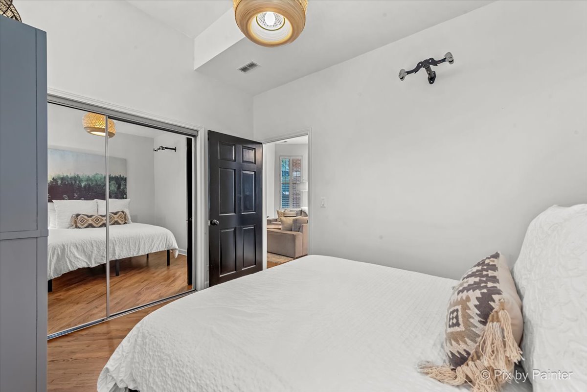 1432 N Mohawk Street Unit: 1