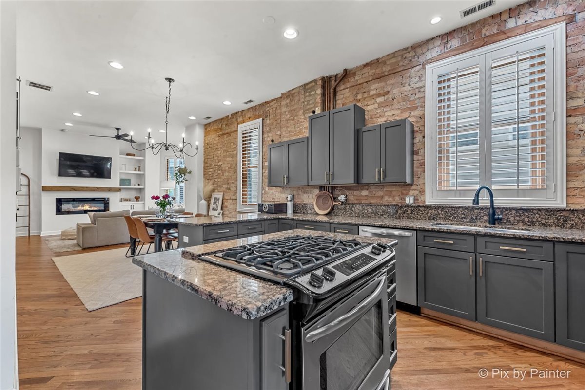 1432 N Mohawk Street Unit: 1