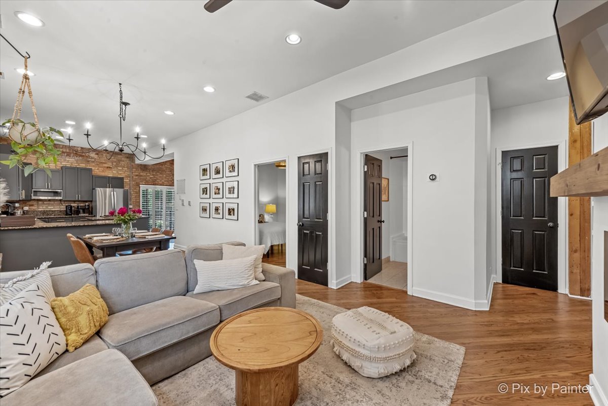 1432 N Mohawk Street Unit: 1