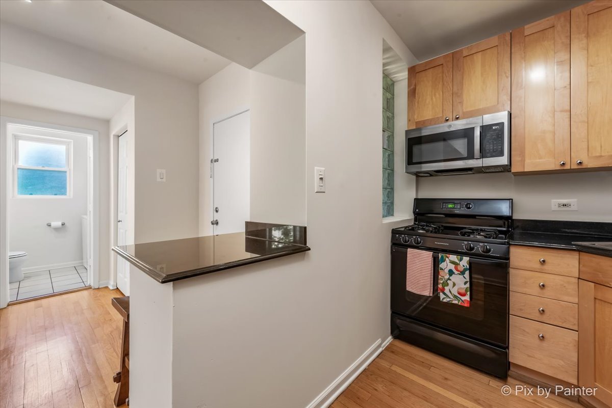 4240 N Clarendon Avenue Unit: 305N